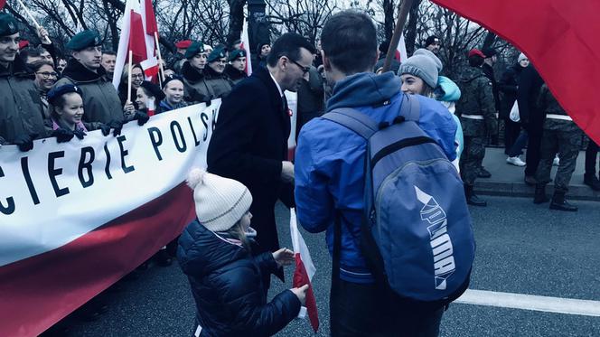 Oświadczył się na Marszu Niepodległości. Premier Mateusz Morawiecki pogratulował zaręczyn