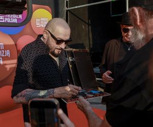 Michał Szpak tak się przejął na scenie, że zgubił mikrofon! Na szczęście nie był sam