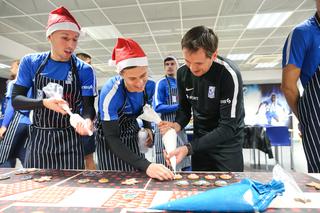 Piłkarze Lecha Poznań dekorowali pierniki na święta [ZDJĘCIA]