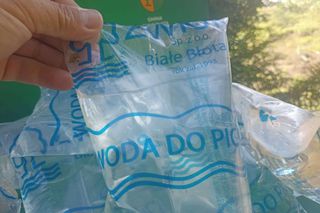 Jeden worek zawiera litr zdatnej do spożycia wody