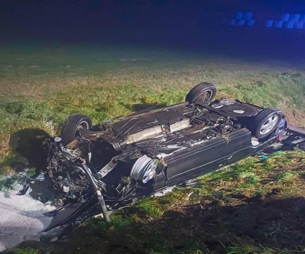 Chwile grozy na drodze. Samochód z trójką pijanych dachował na krajówce