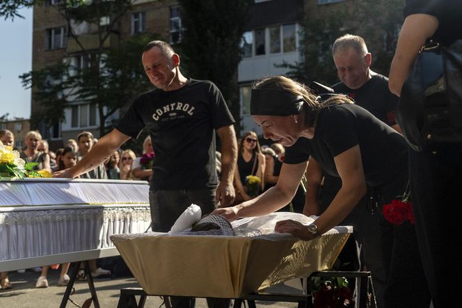 Rakiety Putina zabiły 2-latkę w ramionach mamy! Zdjęcia z pogrzebu ściskają za serce