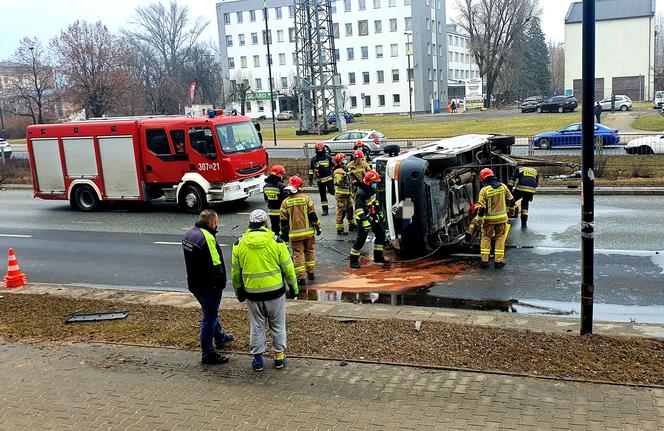 Bus z acetylenem przewrócił się na drogę