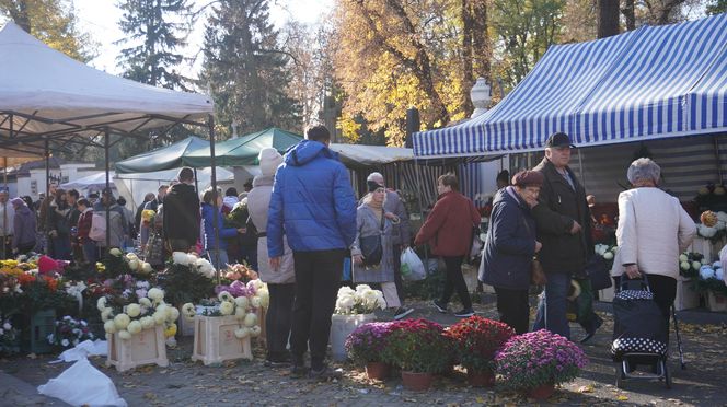 1 listopada na cmentarzu przy ul. Lipowej w Lublinie. Mieszkańcy odwiedzają groby swoich bliskich