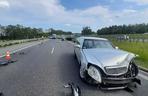 Groźny wypadek na S7. Rozpędzone auto wjechało w nieoznakowany radiowóz [ZDJĘCIA, WIDEO]