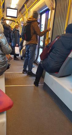Tłok w autobusach i tramwajach w Warszawie