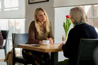 Na Wspólnej, odc. 3818: Monika (Sylwia Gliwa), Maria (Bożena Dykiel)