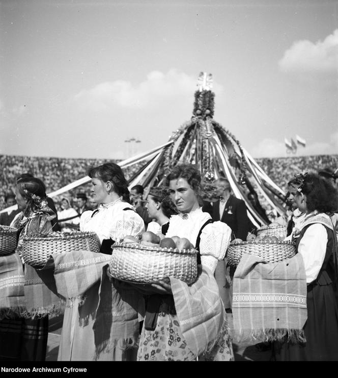 Uczestniczki Dożynek Centralnych z lat 50-tych