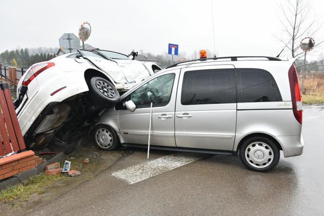 Wypadek W Tarnobrzegu! Dwie osoby trafiły do szpitala! [ZDJĘCIA]