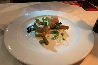 Involtini z polędwiczki wieprzowej z suszonymi pomidorami i gorgonzolą na salsie pomidorowo-bazyliowej