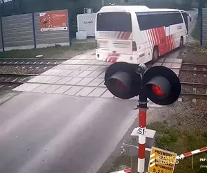 Zawodowy kierowca popełnił szkolny błąd. Wszystko się nagrało! Skracanie sobie drogi do śmierci