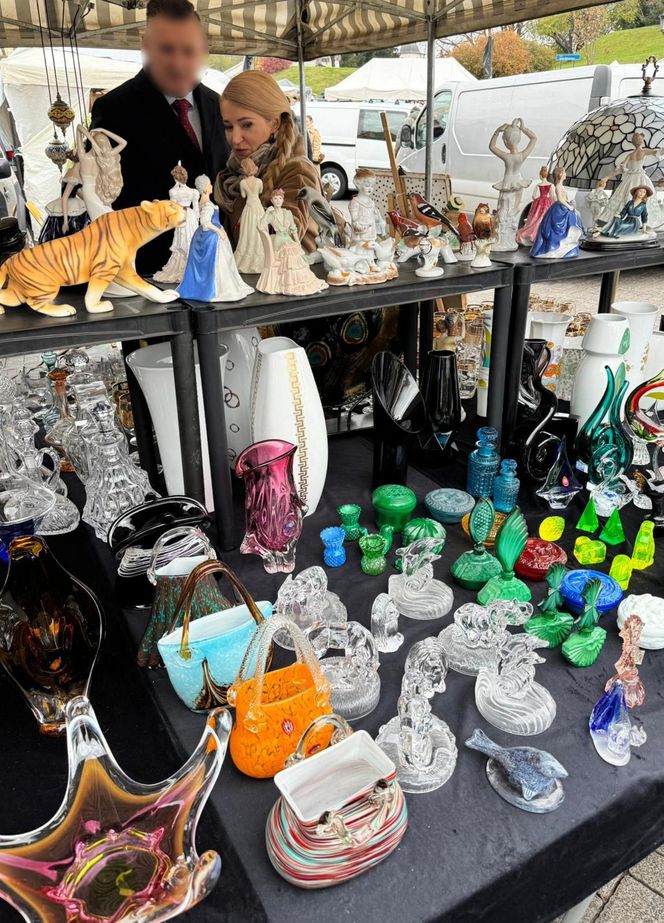 Wcisło buszuje na pchlim targu.