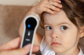 Pediatra coraz częściej diagnozuje boreliozę u dzieci. Zobacz jak rozpoznać jej objawy i co robić, gdy je zauważysz