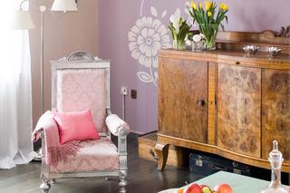Salon z różową fototapetą