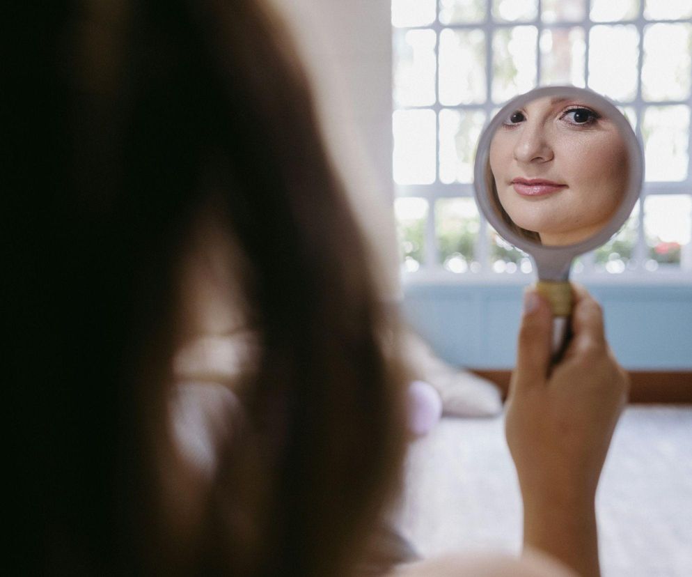 kobieta z lusterkiem