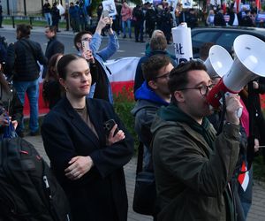 Tłumy pod siedzibą TVP. Debatę Trzaskowski–Nawrocki oglądają na telebimie