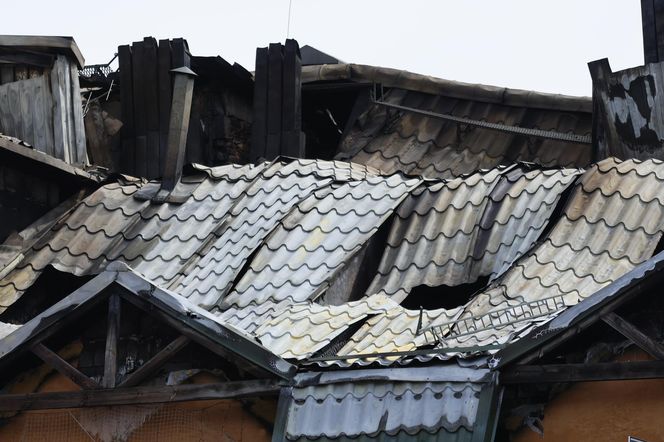 Blok przy ul. Powstańców w Ząbkach po pożarze