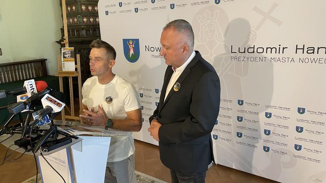 Dariusz Popiela i prezydent Nowego Sącza Ludomir Handzel podczas konferencji prasowej