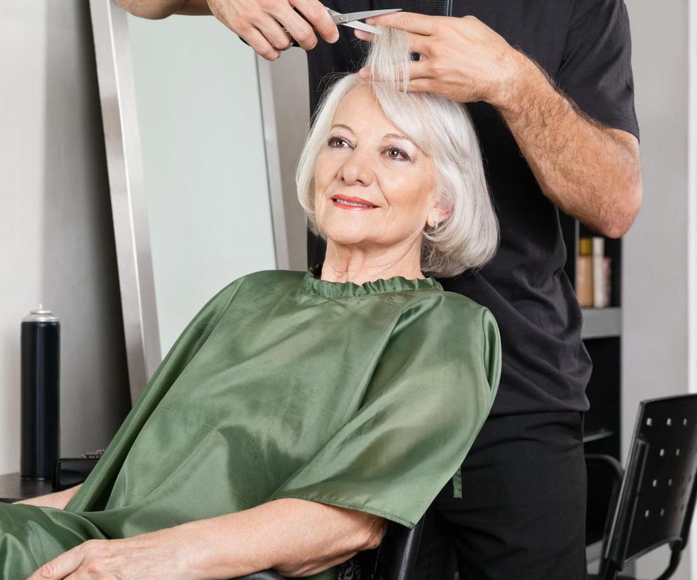 Fryzjer alert: kobiety po 60-tce przychodzą do salonu i błagają o taką fryzurę