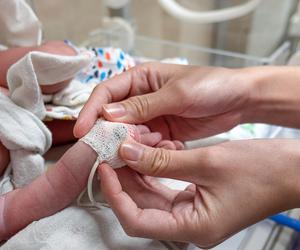 Rodzice połamali jej rączki i nóżki, wkrótce dziewczynka opuści szpital. Gdzie trafi mała Nadia? 