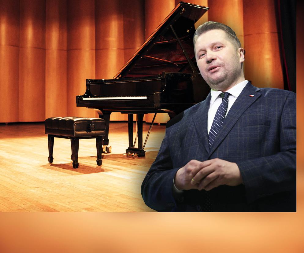 Przemysław Czarnek i fortepian