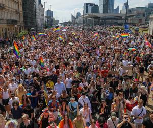 „Czas na równość jest teraz”. Ulicami Warszawy przeszła Parada Równości [GALERIA]