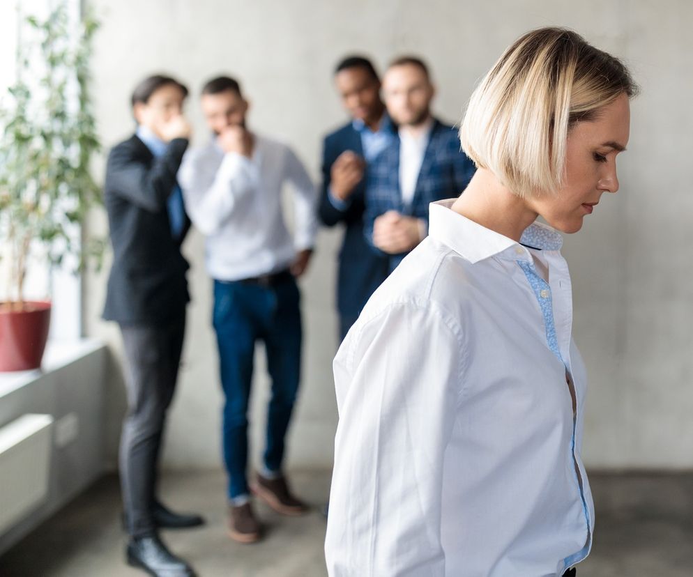 Szargają nerwy i odbierają motywację. 5 rad, jak radzić sobie z toksykami w pracy