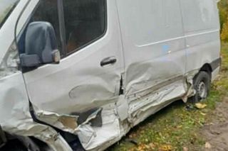 Groźny wypadek na Kaszubach. Czołowe zderzenie osobówki z dostawczakiem. Są poszkodowani