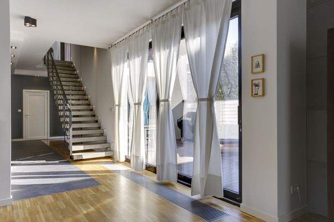 Grzejniki kanałowe - idealne rozwiązanie do jasnych przestronnych wnętrz z dużymi przeszkleniami