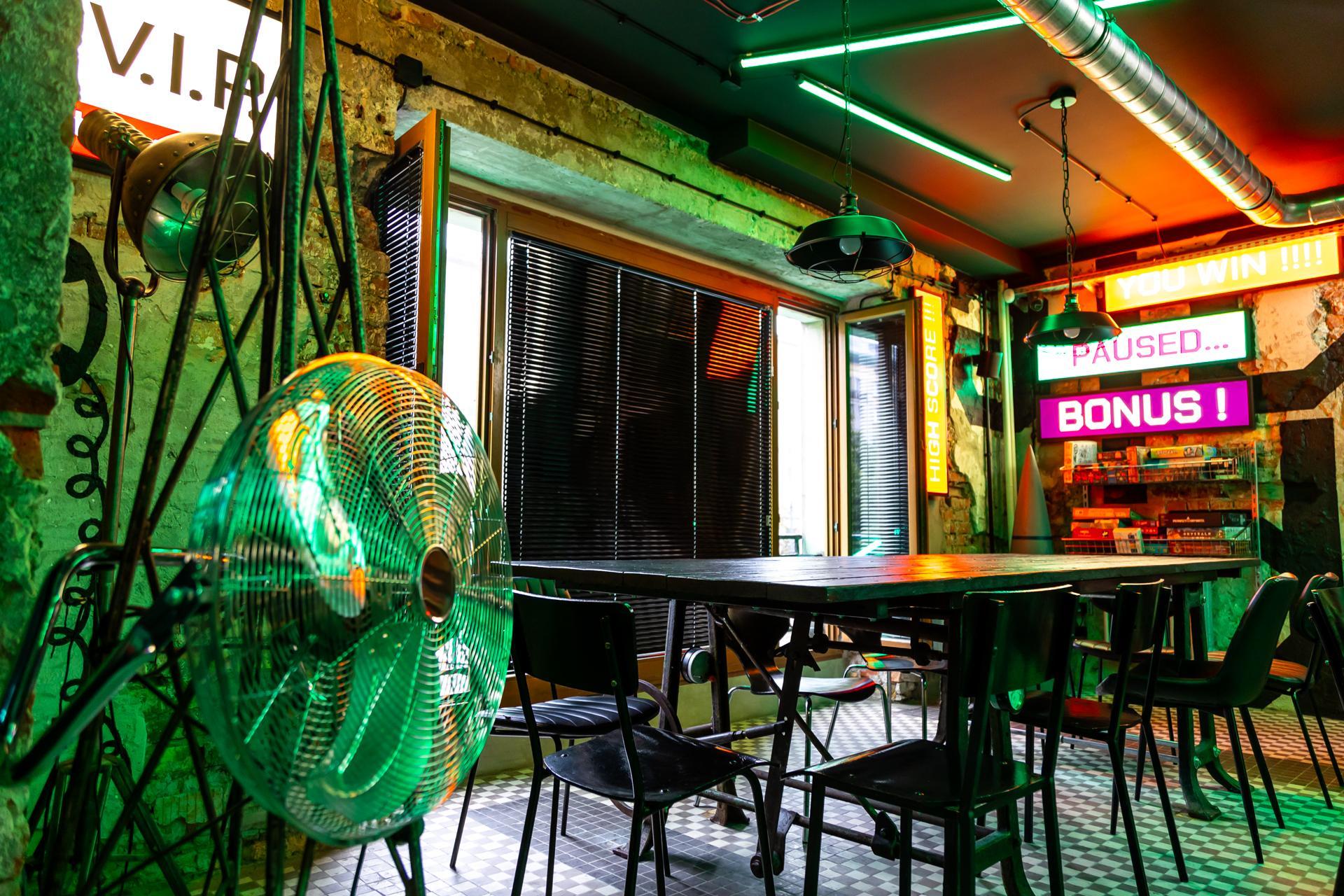 Pub H.4.0.S. Warszawa – stolik pod oknem