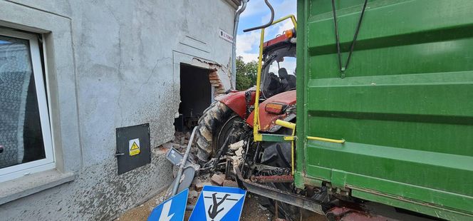 Traktor uderzył w auto i wjechał w budynki! Groźny wypadek pod Grudziądzem [ZDJĘCIA]