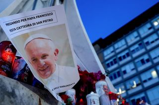 Papież Franciszek się obudził! Watykan podaje zaskakujące wieści