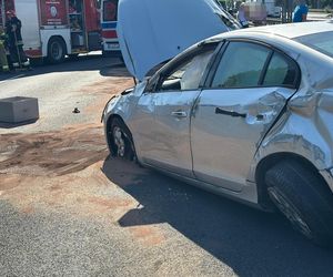 Zderzenie trzech aut, jedno dachowało