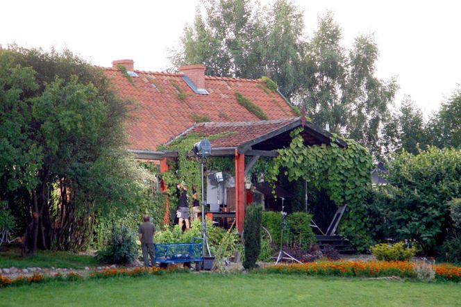 Serialowy Dom nad rozlewiskiem jest prawdziwy. Zobacz zdjęcia z planu