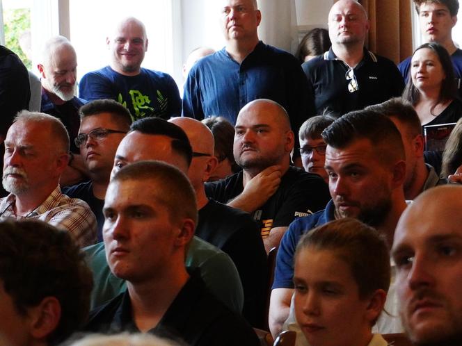Tłumy na spotkaniu z Grzegorzem Braunem w Tarnowie. Mieszkańcy przynieśli gaśnice