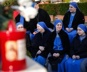 Wierni modlą się za papieża Franciszka. Tłum pod kliniką Gemelli w Watykanie