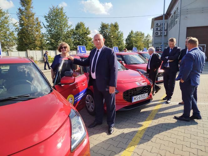 Siedlecki WORD wymienił starą flotę pojazdów egzaminacyjnych na nowe samochody marki Suzuki Swift