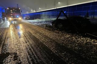 Groźny wypadek pod Bydgoszczą! Osobówka ścięła słup energetyczny [ZDJĘCIA]