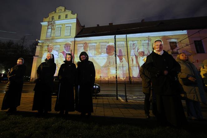 Kraków. Spotkanie modlitewne pod oknem papieskim w 18. rocznicę śmierci Jana Pawła II