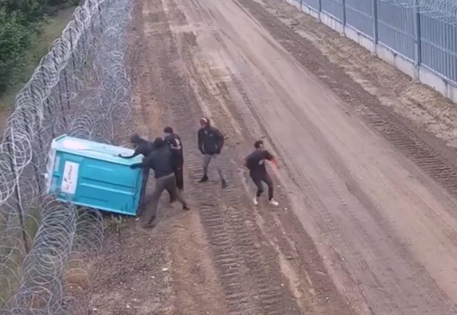 Strażnicy graniczni nie mogli w to uwierzyć. Migranci wymyślili, jak pokonać zaporę
