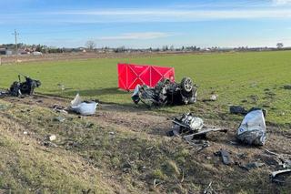 Tragiczny wypadek na DK 17. BMW roztrzaskało się na drzewie. 33-letni kierowca zginął na miejscu
