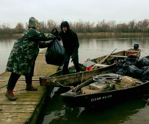 Wysprzątają Wisłę z łodzi. Flisackie sprzątanie rzeki, każdy się może przyłączyć! 