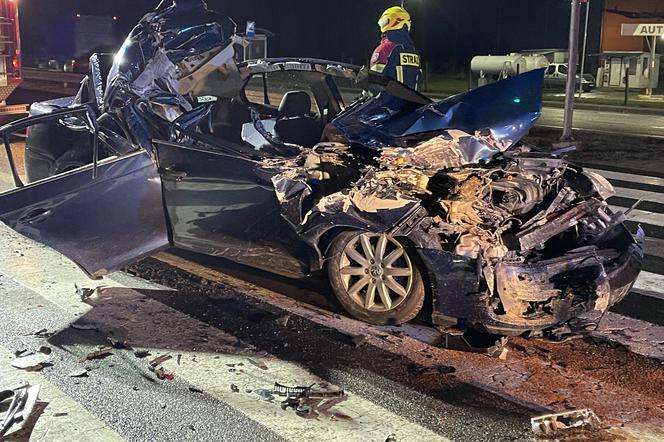 Koszmar pod Piasecznem. Auto kompletnie zmiażdżone po starciu z tirem