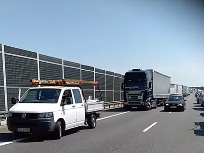 Wypadek na A4 pod Krakowem. Kierowcy jechali "korytarzem życia"