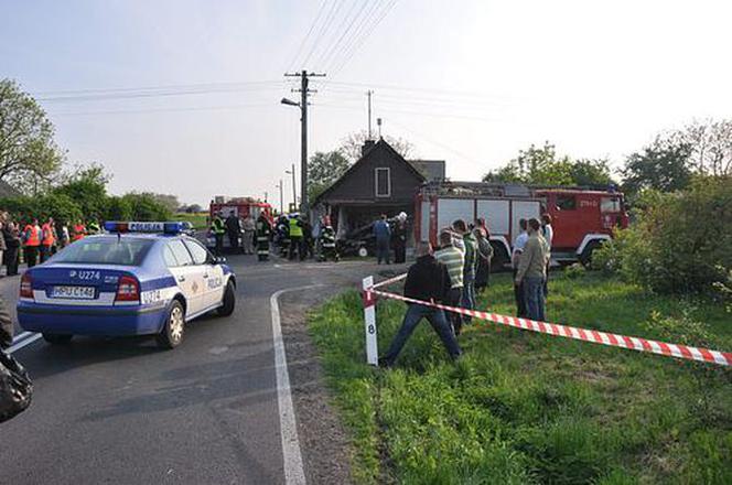 Samochód wbił się w dom 
