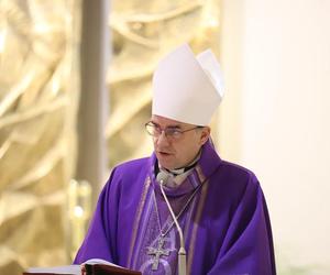 Bp Robert Chrząszcz: Modlitwa nie powinna być spektaklem, ale intymnym spotkaniem z Bogiem