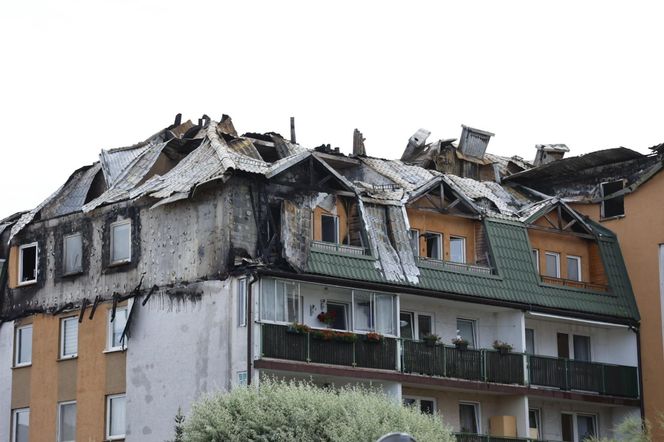 Blok przy ul. Powstańców w Ząbkach po pożarze