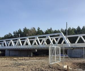 Pociągi znów jeżdżą do Nieporętu i Radzymina. Nowy wiadukt w Wieliszewie gotowy 