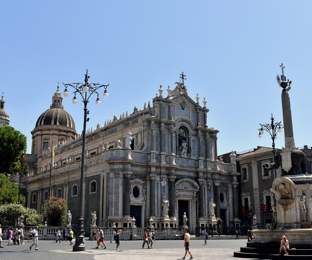 Plac katedralny Piazza del Duomo w Katanii z widokiem na katedrę. O pamiątkach z Sycylii przeczytasz na PoradyPlus.