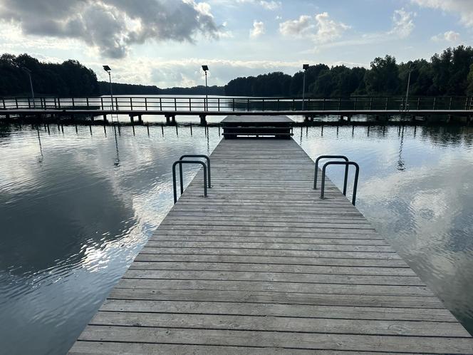 10-letni Timi utonął w jeziorze. Na plaży płoną znicze